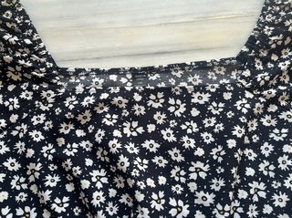 Blusa camiseta floral negra manga larga