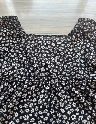 Blusa camiseta floral negra manga larga
