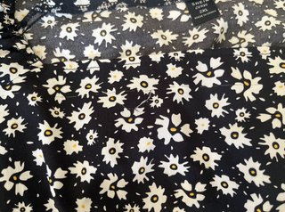 Blusa camiseta floral negra manga larga