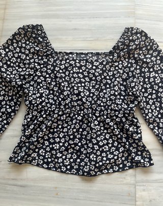 Blusa camiseta floral negra manga larga