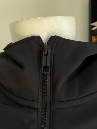 Chubasquero Zara Negro con Capucha