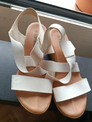 Conjunto mono azul y sandalias blancas