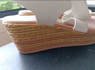 Conjunto mono azul y sandalias blancas