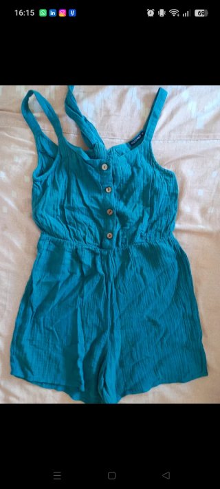 Conjunto mono azul y sandalias blancas