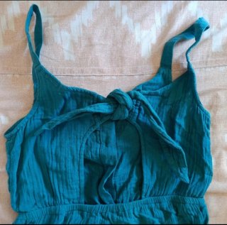 Conjunto mono azul y sandalias blancas