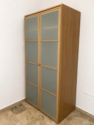 Armario de madera en perfectas condiciones.