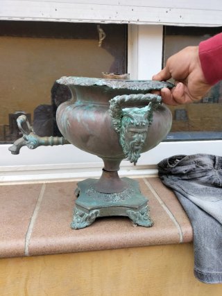 Antigua jarra de bronce con grifo