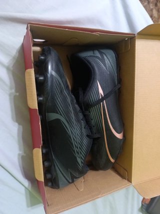 Botas de fútbol Puma negras y marrones