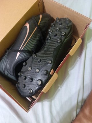 Botas de fútbol Puma negras y marrones
