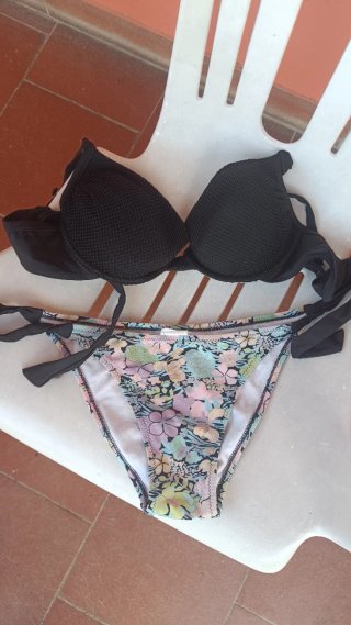 Bikini nero e fantasia floreale