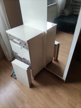 Mueble recibidor blanco con espejo