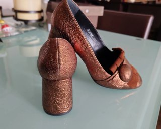 Zapatos de salón tacón ancho, elegantes. Cobre