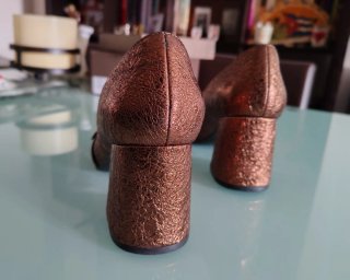 Zapatos de salón tacón ancho, elegantes. Cobre