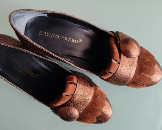 Zapatos de salón tacón ancho, elegantes. Cobre