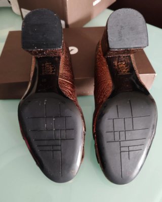 Zapatos de salón tacón ancho, elegantes. Cobre