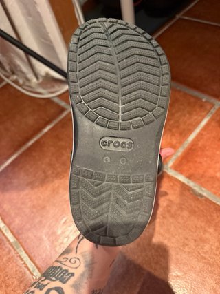 Crocs negros con adornos