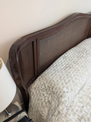 Cama antigua de madera y ratán