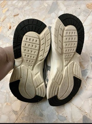 Zapatillas deportivas grises y plateadas