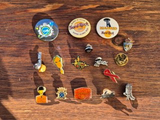 Lote de chapas y pins variados