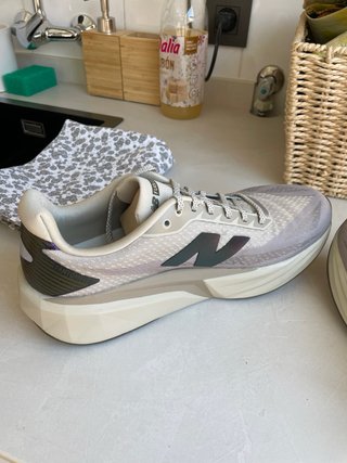 New Balance Fuelcell Rebel V5 Gris/Morado