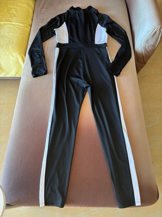 Mono deportivo Talla L negro y blanco