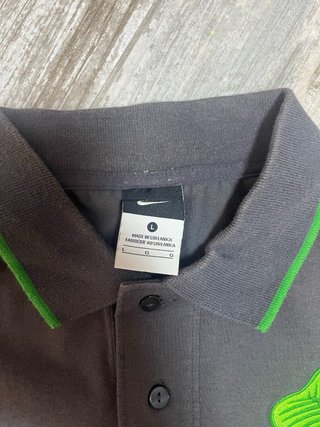 Polo Nike gris con trébol verde