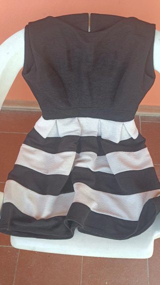 Vestito a righe nere e bianche