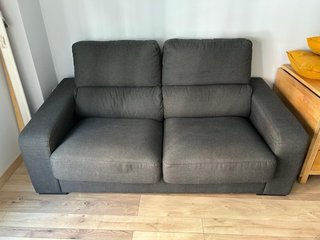Sofá de tela gris
