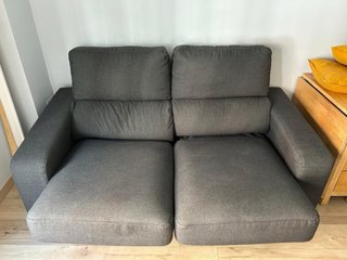 Sofá de tela gris