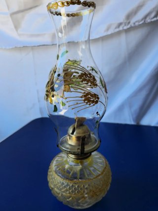 Vecchio lume a petrolio decorato girasoli