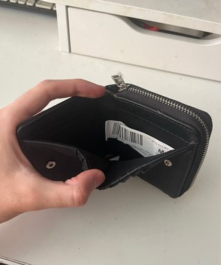 Monedero negro con corazones plateados