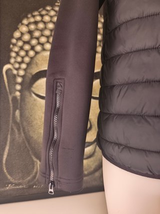 Chaqueta de Zara con mangas tipo neopreno. Talla M
