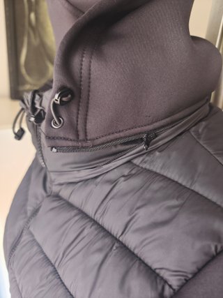 Chaqueta de Zara con mangas tipo neopreno. Talla M