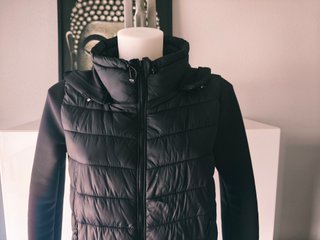 Chaqueta de Zara con mangas tipo neopreno. Talla M