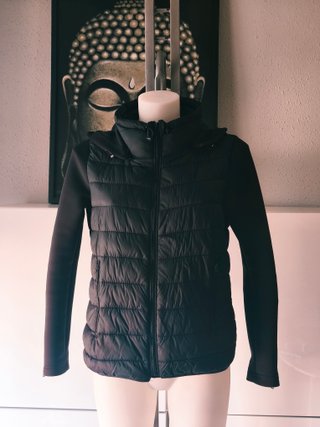 Chaqueta de Zara con mangas tipo neopreno. Talla M
