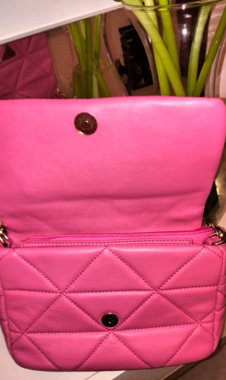 Bolso rosa acolchado con cadena