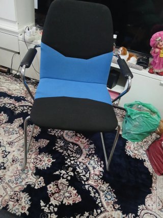 Sillas de oficina negras y azules (6 unidades)