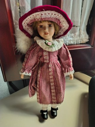 Muñeca de porcelana con vestido rojo años 60,70.