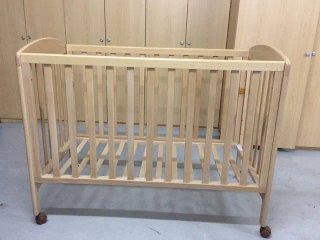 Cuna de madera con colchón