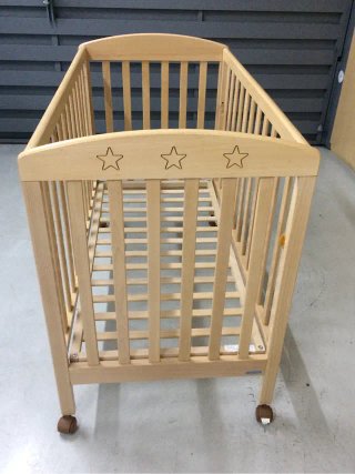 Cuna de madera con colchón