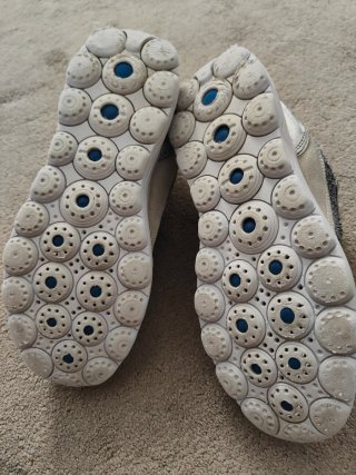 Zapatillas Geox grises y blancas