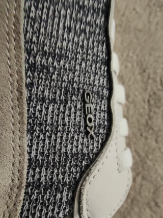 Zapatillas Geox grises y blancas