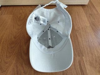 Gorra Adidas Blanca con Rayas Negras