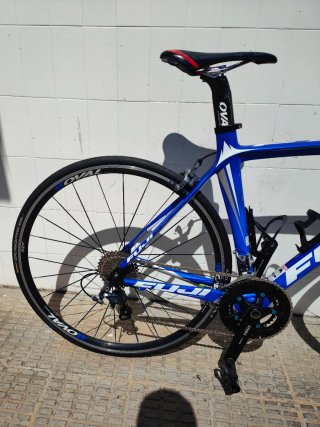 Bicicleta de carretera Fuji azul