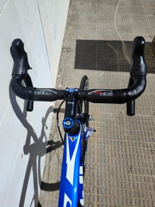 Bicicleta de carretera Fuji azul