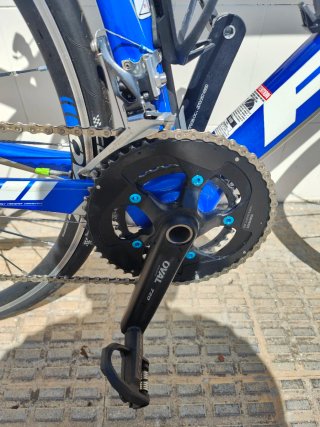 Bicicleta de carretera Fuji azul
