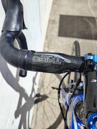 Bicicleta de carretera Fuji azul