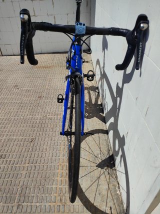 Bicicleta de carretera Fuji azul