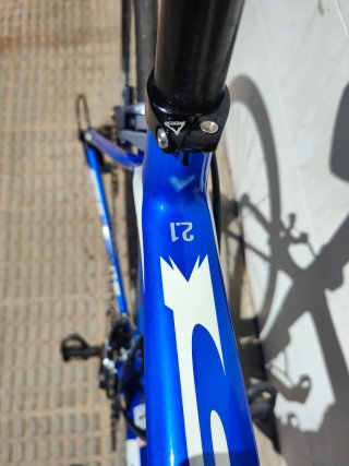 Bicicleta de carretera Fuji azul