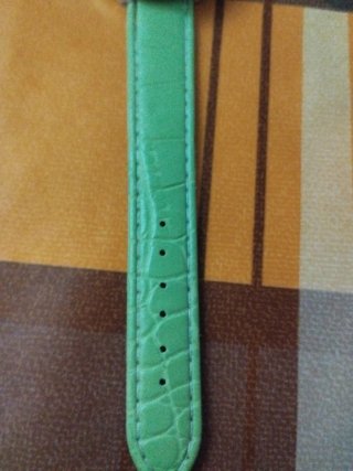 Reloj verde con detalles plateados